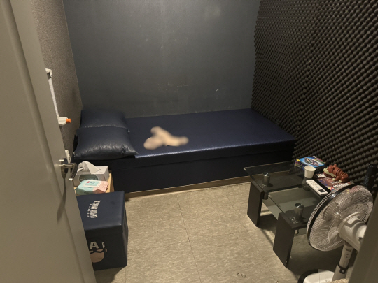 경찰이 단속한 학교 주변 불법 업소. 연합뉴스
