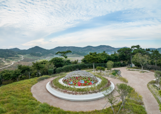 ‘숨결의 지구’ 설치 전경. PKM 갤러리 제공