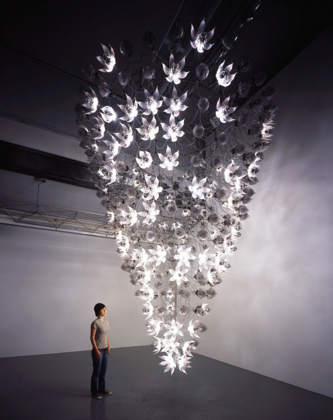 ‘우나 루미노(Una Lumino)’. 금속, 모터, LED 등 사용. 520×430×430㎝, 2008.