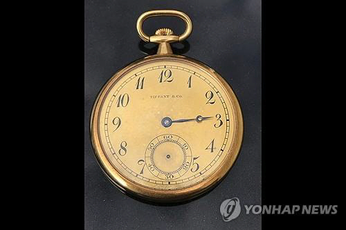 타이태닉 승객 구한 선장이 생존자로부터 선물 받은 회중시계.AP 연합뉴스