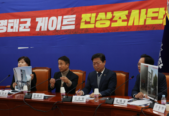 18일 국회에서 열린 더불어민주당 명태균 게이트 진상조사단 회의에서 송재봉 공익제보 조사본부장이 발언을 하고 있다. 연합뉴스