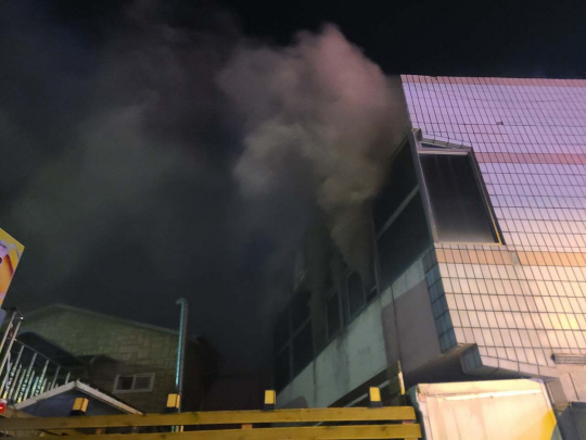 불이 난 근린생활시설 2층 주택. 세종소방본부 제공