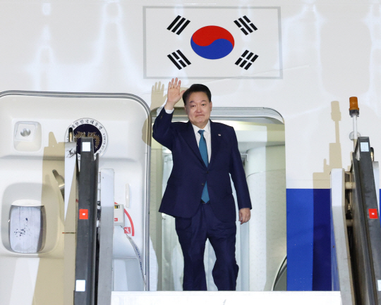 윤석열 대통령이 17일(현지시각) 주요 20개국(G20) 정상회의 참석차 브라질 리우데자네이루 갈레아오 공군기지에 도착해 공군 1호기에서 내리며 인사하고 있다. 뉴시스