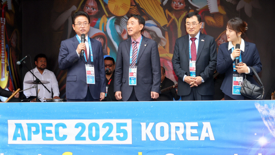 페루에서 ‘2025 아시아태평양경제협력체(APEC) 정상회의’ 홍보하는 이철우 경북지사, 김석기 의원, 주낙영 경주시장(왼쪽부터). 경북도청 제공