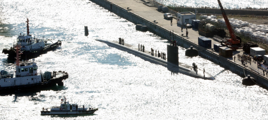 미국 해군의 로스앤젤레스급 핵추진 잠수함인 ‘컬럼비아’(SSN 771·6900t급)가 18일 오전 부산 남구 해군작전사령부 부산작전기지에 입항하고 있다. 1995년 취역한 컬럼비아함이 국내에 입항한 것은 처음이며, 이 잠수함은 길이 110.3m, 폭 10m 규모이며 승조원 120여 명이 탑승하고 있다.  뉴시스 제공
