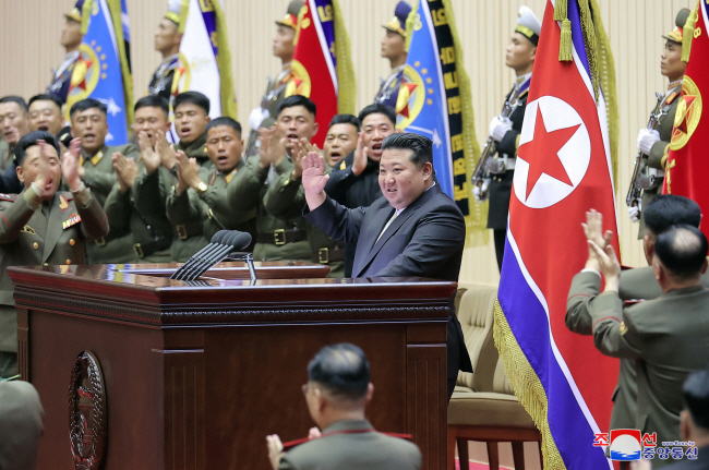 김정은(가운데) 북한 국무위원장이 지난 15일 평양에서 열린 제4차 조선인민군 대대장·대대정치지도원대회에 참석해 손을 흔들고 있다. 조선중앙통신