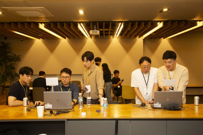 세계 최초로 현대엔지니어링이 개발한 플랜트 및 건설분야 특화 거대언어모델(LLM)을 임직원들이 체험하는 모습. 현대엔지니어링 제공