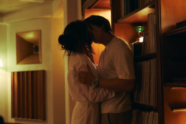 미주 역의 박지현(왼쪽)과 성진(송승헌)이 격정적으로 키스하는 장면. ‘히든페이스’를 통해 박지현은 수위 높은 베드신을 소화했다.