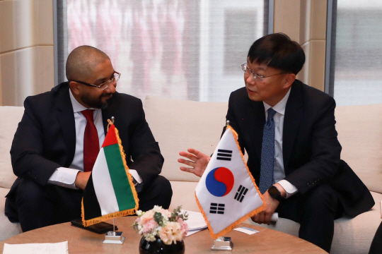 아부다비 통계청장(압둘라 가리브 알퀘엠지)과 면담하고 있는 안형준(오른쪽) 통계청 차장. 통계청 제공