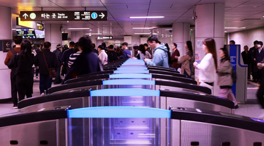 15일 오전 서울 중구 시청역에서 시민들이 개찰구를 지나가고 있다. 뉴시스