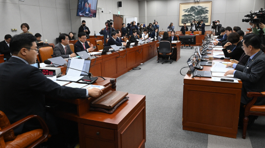 19일 오전 국회에서 열린 운영위원회 전체회의에서 박찬대(왼쪽)운영위원장이 개회를 선언하고 있다. 곽성호기자