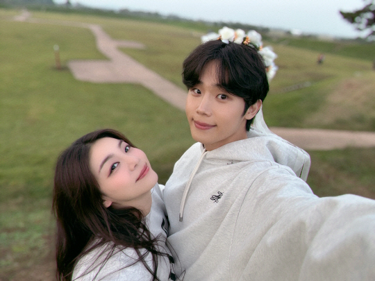 내년 4월 결혼하는 가수 에일리(왼쪽)와 최시훈 커플