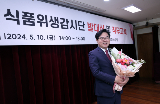 지난 5월 동작구 문화복지센터에서 열린 ‘동작구 식품위생감시단’ 발대식 및 직무교육에 참석한 박일하 동작구청장. 동작구청 제공