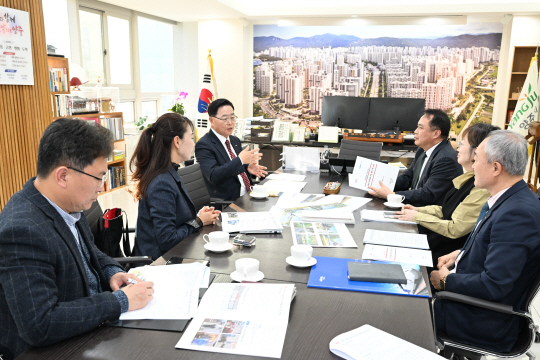 강수현(왼쪽 맨 뒤) 양주시장이 18일 시청을 방문한 정정래 한국철도공사 부사장을 만나 교외선 재개통에 따른 활성화 방안을 논의했다. 양주시 제공