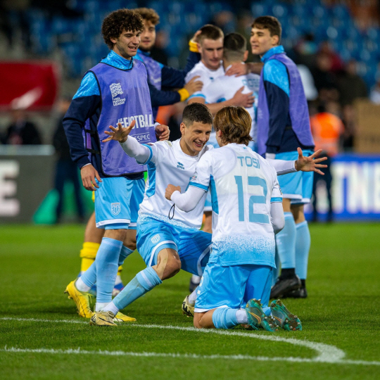 산마리노 선수들이 19일 오전(한국시간) 리히텐슈타인 파두츠의 라인파르크 슈타디온에서 환호하고 있다. 산마리노축구협회 SNS