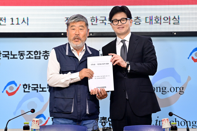 한동훈(오른쪽) 국민의힘 대표가 19일 오전 서울 영등포구 여의동 한국노총에서 김동명 위원장과 기념 촬영을 하고 있다.  문호남 기자