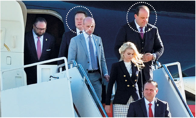 지난 13일 미국 워싱턴DC 인근 앤드루스 공군기지에 착륙한 도널드 트럼프 대통령 당선인의 전용기에서 핵심 참모들이 내리고 있다. 흰색 원 안이 최근 인사 문제를 놓고 충돌하고 있는 일론 머스크(왼쪽) 테슬라 CEO와 보리스 엡스타인(오른쪽) 전 법률고문. AP 연합뉴스