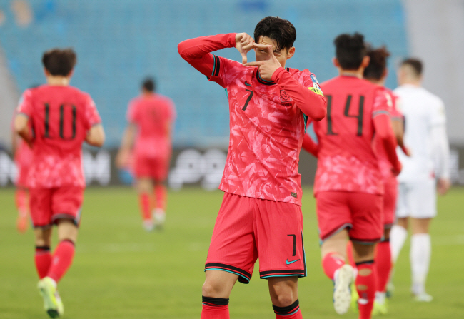 손흥민이 19일 밤(한국시간) 요르단 암만의 암만 국제경기장에서 열린 2026 북중미월드컵 아시아 3차예선 B조 6차전에서 전반 16분 골을 넣은 후 ‘카메라’ 세리머니를 펼치고 있다. 뉴시스