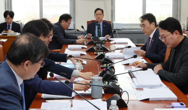 20일 오전 국회에서 기획재정위원회 조세소위원장인 박수영(가운데) 국민의힘 의원이 소위 회의를 주재하고 있다. 연합뉴스