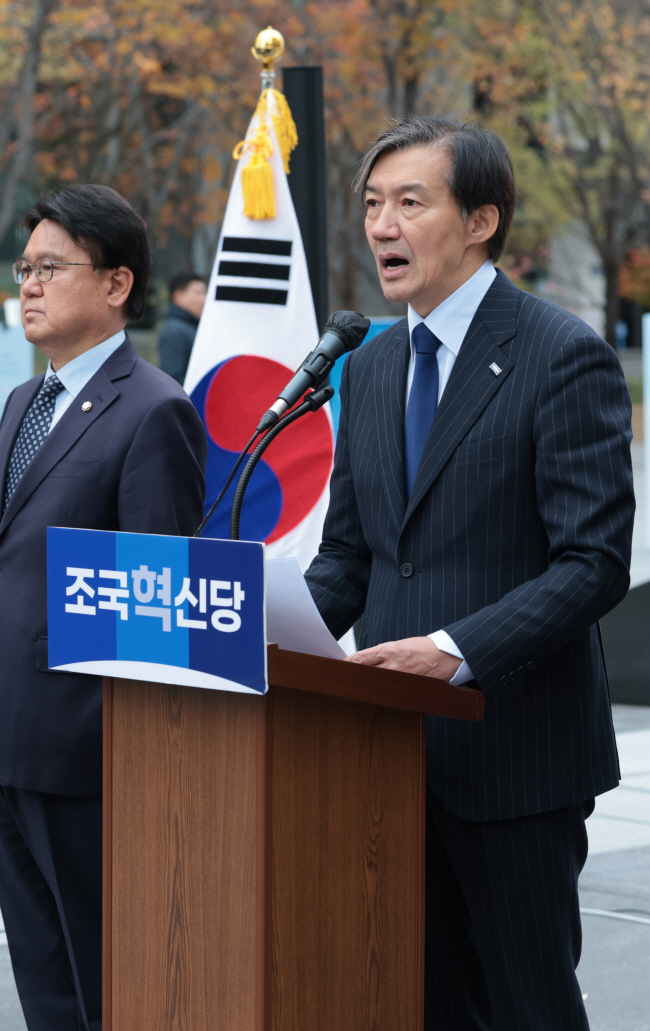 조국 조국혁신당 대표가 20일 오전 서울 종로구 광화문광장 이순신 장군 동상 앞에서 열린 ‘윤석열 대통령 탄핵소추안 초안 공개 기자회견’에서 발언하고 있다. 연합뉴스