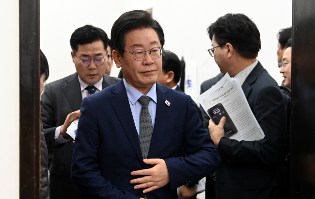 이재명(가운데) 더불어민주당 대표가 20일 오전 국회에서 열린 최고위원회의에 들어서고 있다. 곽성호 기자