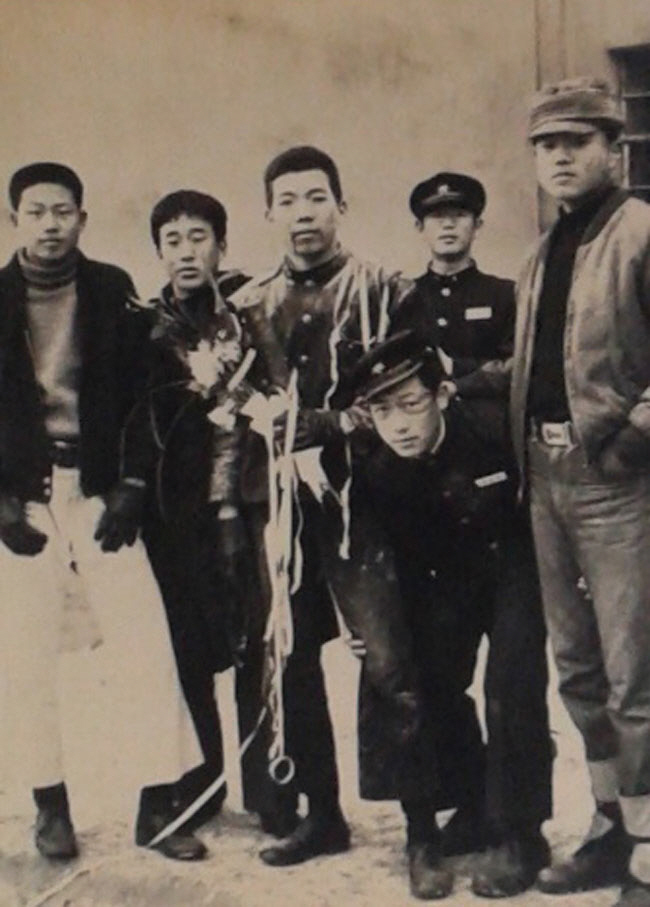 1970년 중학교 졸업식 날 친구들과 찍은 사진. 맨 왼쪽이 필자.