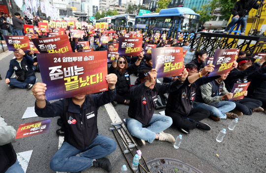 지난 달 23일 오후 서울역 3번 출구 앞에서 열린 2024년 임금협상투쟁 승리 2차 철도노동자 총력결의대회에서 철도노조 조합원들이 구호를 외치고 있다. 연합뉴스