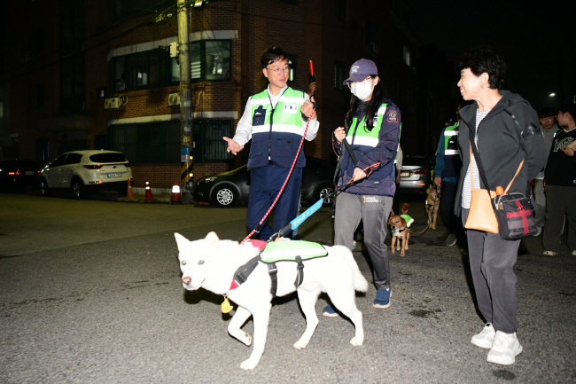 지난달 15일 경기 안산시 상록구 이동 매화어린이공원에서 이민근(왼쪽 첫 번째) 안산시장이 반려견 순찰대원들과 야간 합동순찰을 벌이고 있다.  안산시청 제공