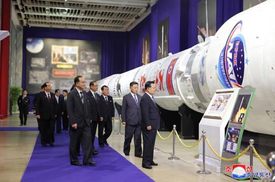 21일 무장장비전시회 ‘국방발전 - 2024’ 에 참석한 북한 고위 관료들. 조선중앙통신 연합뉴스