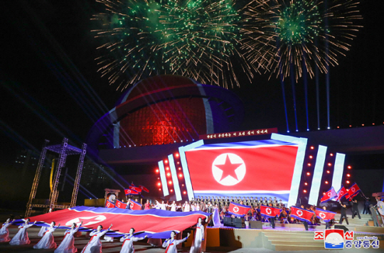 21일 무장장비전시회 ‘국방발전 - 2024’를 기념하는 음악회가 열리는 모습. 조선중앙통신 연합뉴스