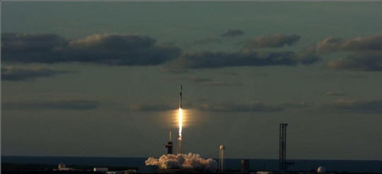 지난 4월 8일 오전(한국 시간) 군사정찰위성 2호기가 미국 민간 우주기업 스페이스X의 ‘팰컨9’ 로켓에 탑재돼 미국 플로리다주 케네디스페이스센터 발사장에서 발사되고 있다. 스페이스X 유튜브 캡처