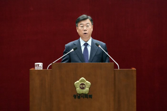 지난 20일 경기 성남시의회 본회의장에서 열린 회의에서 신상진 성남시장이 내년도 예산안에 대해 설명하고 있다. 성남시청 제공