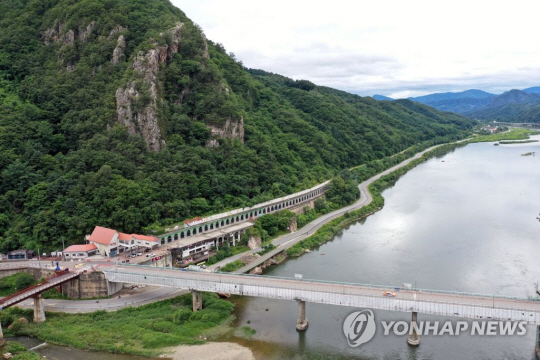 강원 춘천시와 경기 가평군이 시도 경계를 넘어 협력사업으로 추진한 북한강 수변관광특구 지정이 무산되면서 양 시군은 자체 관광자원 개발을 통한 관광 활성화 방안을 마련하기로 했다. 사진은 북한강변 강촌역 전경. 연합뉴스