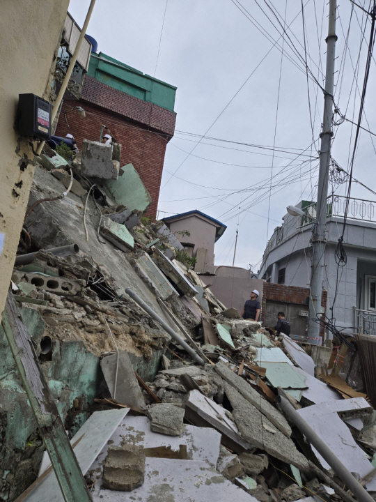 지난달 말 부산 서구의 한 재개발구역 내 무허가 빈집이 무너져 철거 작업이 이뤄지고 있다. 부산시는 무허가 빈집 정비를 위한 법령 개정, 소유주의 자발적 정비 유도를 위한 재산세 감면, 국가 지원 확대 등 제도 개선 방안을 발굴해 정부에 건의할 방침이다.