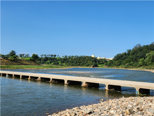 한탄강 최하류인 ‘세월교’ 전경. 경기도보건환경연구원 제공