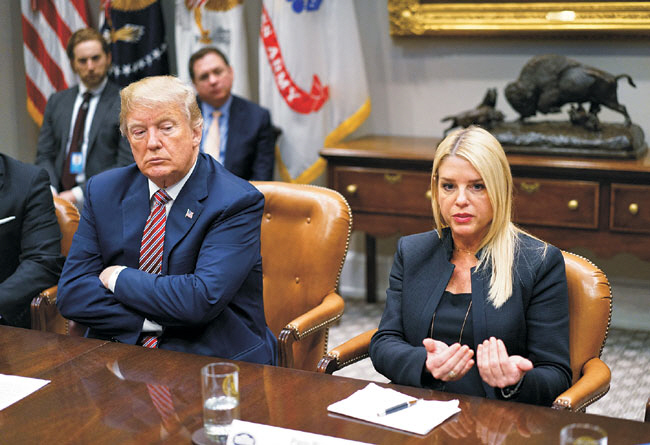 지난 2018년 2월 당시 도널드 트럼프(왼쪽) 미국 대통령이 백악관에서 열린 학교 내 안전 회의에 참석해 팸 본디 당시 플로리다주 법무장관의 발언을 듣고 있다. 본디 전 플로리다주 법무장관은 21일 트럼프 2기 법무장관으로 지명됐다.  AFP 연합뉴스