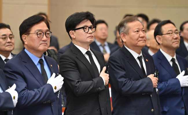 우원식(앞줄 왼쪽) 국회의장이 22일 오전 서울 동작구 국립서울현충원에서 열린 김영삼 전 대통령 추모식에서 국기에 대한 경례를 하고 있다. 왼쪽부터 우 의장, 한동훈 국민의힘 대표, 이상민 행정안전부 장관, 주호영 국회 부의장. 백동현 기자