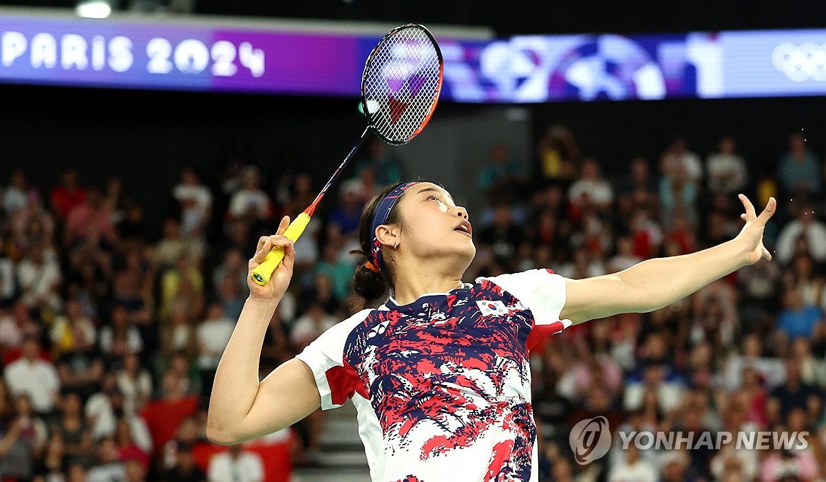 5일(현지시간) 프랑스 파리 포르트드 라 샤펠 아레나에서 열린 2024 파리올림픽 배드민턴 여자 단식 결승전에서 한국 안세영이 중국 허빙자오를 상대하고 있다. 2024.8.5