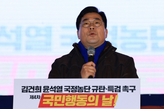 박찬대 더불어민주당 원내대표가 23일 오후 서울 종로구 광화문 북측광장 인근에서 열린 ‘김건희·윤석열 국정농단 규탄·특검 촉구 제4차 국민행동의 날’ 집회에 참석해 발언하고 있다. 연합뉴스