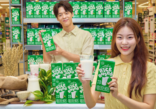 지난 9월19일 서울 양천구 이마트 목동점에서 모델들이 신세계푸드가 국산 가루쌀, 현미유 등 100% 식물성 원료로 만든 음료 ‘라이스 베이스드’를 소개하고 있다. 뉴시스