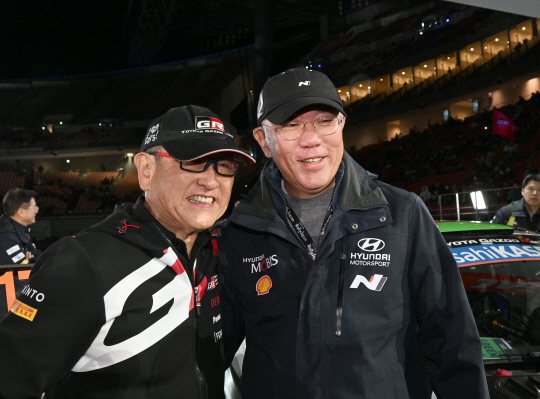 정의선(오른쪽) 현대차그룹 회장이 24일 WRC 일본 랠리 후 도요다 아키오 토요타자동차그룹 회장과 기념촬영을 하고 있다. 현대차그룹 제공