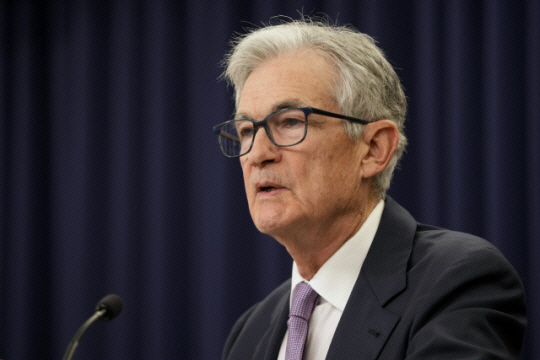 제롬 파월 Fed 의장이 7일(현지 시간) 미국 워싱턴에서 열린 11월 연방공개시장위원회(FOMC) 기자회견에서 질문에 답하고 있다. AP연합뉴스