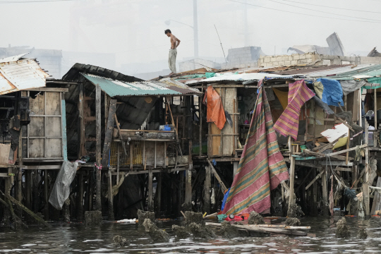 24일 발생한 대형 화재로 타버린 필리핀 마닐라 빈민촌의 수상 가옥 모습. AP연합뉴스