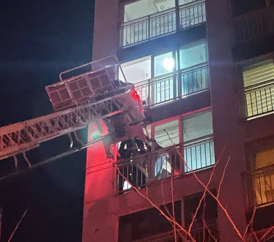 파주시 운정신도시의 한 아파트 10층에서 투신을 시도하려던 40대 여성이 구조되고 있다. 파주소방서 제공