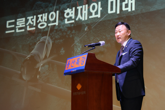 주한미군 예비역 대령 출신 박영태 미국 에어로바이런먼트 부사장이 22일 서울 용산 전쟁기념관에서 열린 ‘용산특강’ 제16강에서  ’드론전쟁의 현재와 미래’를 주제로 강의하고 있다. 전쟁기념사업회 제공