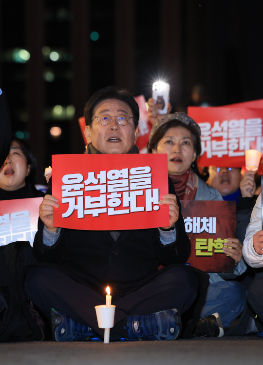 이재명 더불어민주당 대표가 지난 23일 오후 서울 종로구 광화문 북측광장 인근에서 거부권을 거부하는 전국비상행동 주최로 열린 ‘김건희-채상병 특검 추진! 국정농단 규명! 윤석열을 거부한다 2차 시민행진’에 참석해 구호를 외치고 있다. 연합뉴스