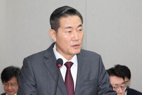 신원식 국가안보실장이 지난 1일 서울 여의도 국회에서 열린 운영위원회의 대통령비서실, 국가안보실, 대통령경호처 국정감사에서 업무보고를 하고 있다. 뉴시스