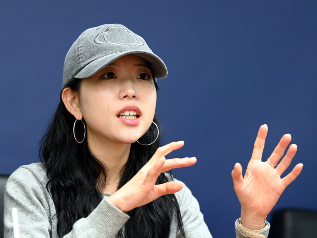 문화일보에서 만난 소설가 천선란이 신작 소설집에 대해 설명하고 있다. 박윤슬 기자