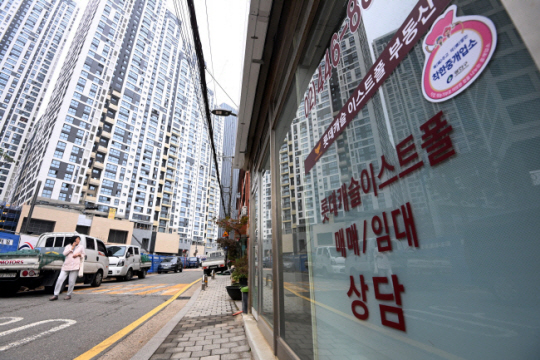 10월16일 오전 서울 광진구 자양동 롯데캐슬 이스트폴 신축 아파트 건설현장 인근에 분양권을 거래하는 공인중개업소들이 줄지어 있다. 윤성호 기자