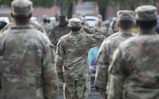미 육군 장병들이 상관을 향해 경례하고 있는 모습. 미 육군 제공